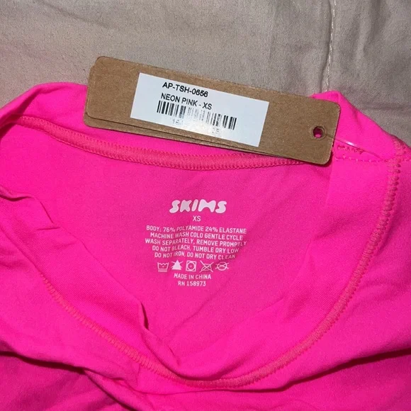 SKIMS FITS EVERYBODY SUPER CROPPED T-SHIRT in ULTRA PINK - Picture 2 of 5